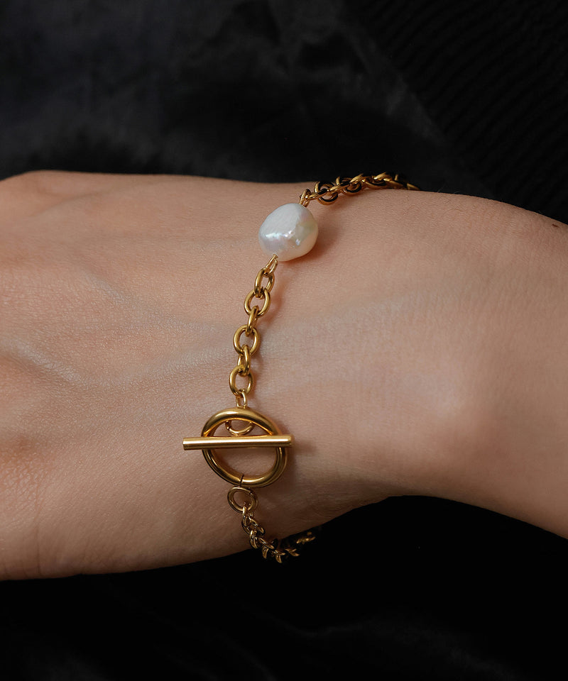 普段使いはもちろん、オケージョンにも使いやすい幅広く活躍するアイテム