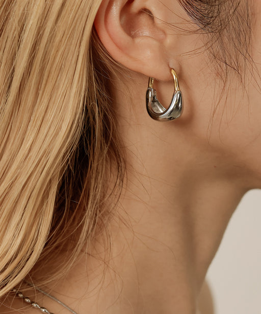 汗や水に強く変色しにくいためお風呂や温泉、海でもつけっぱなし◎