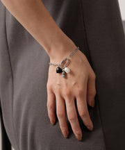 汗や水に強く変色しにくいためお風呂や温泉、海でもつけっぱなし◎