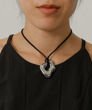 汗や水に強く変色しにくいためお風呂や温泉、海でもつけっぱなし◎