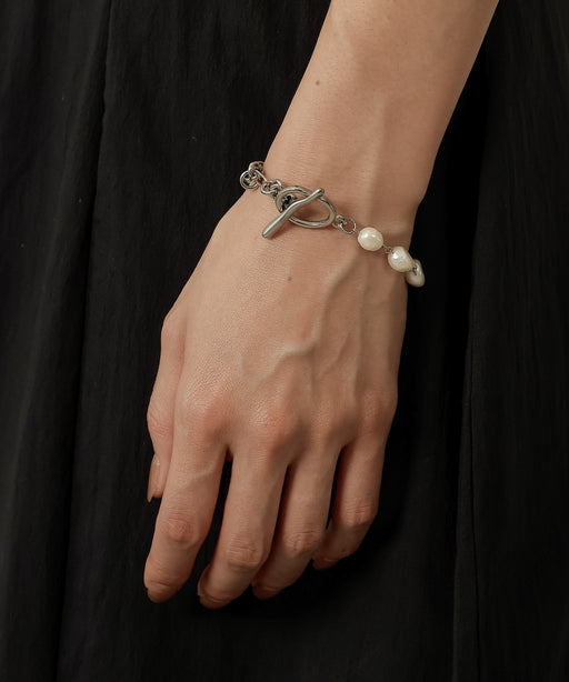 汗や水に強く変色しにくいためお風呂や温泉、海でもつけっぱなし◎