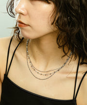 空気や汗に触れても錆びにくく熱や腐食にも強い素材