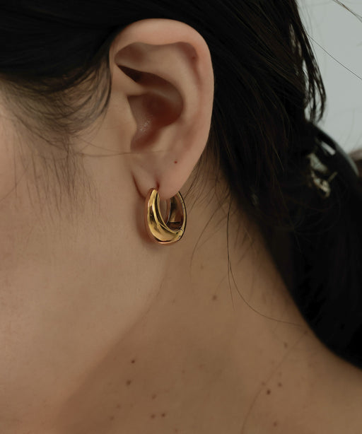 汗や水に強く変色しにくいためお風呂や温泉、海でもつけっぱなし◎