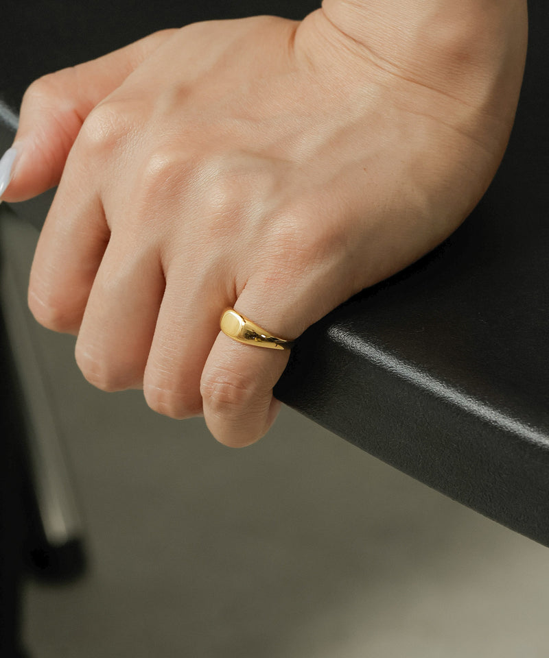 シンプルなコーデの時に重宝する存在感のあるデザイン