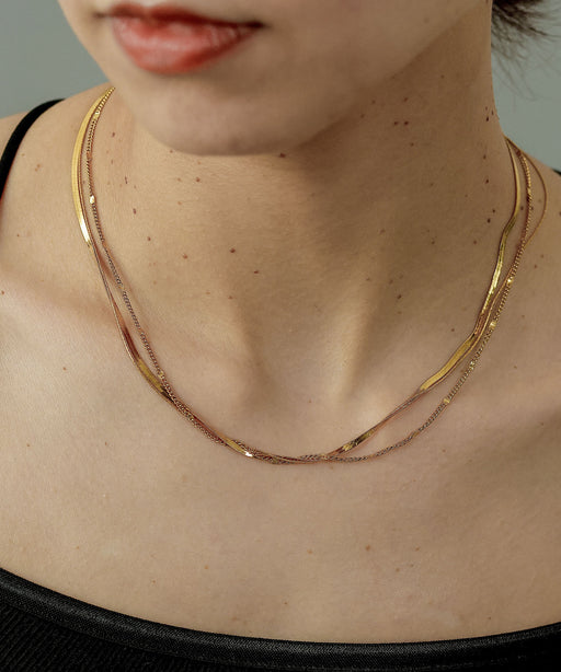 汗や水に強く変色しにくいためお風呂や温泉、海でもつけっぱなし◎