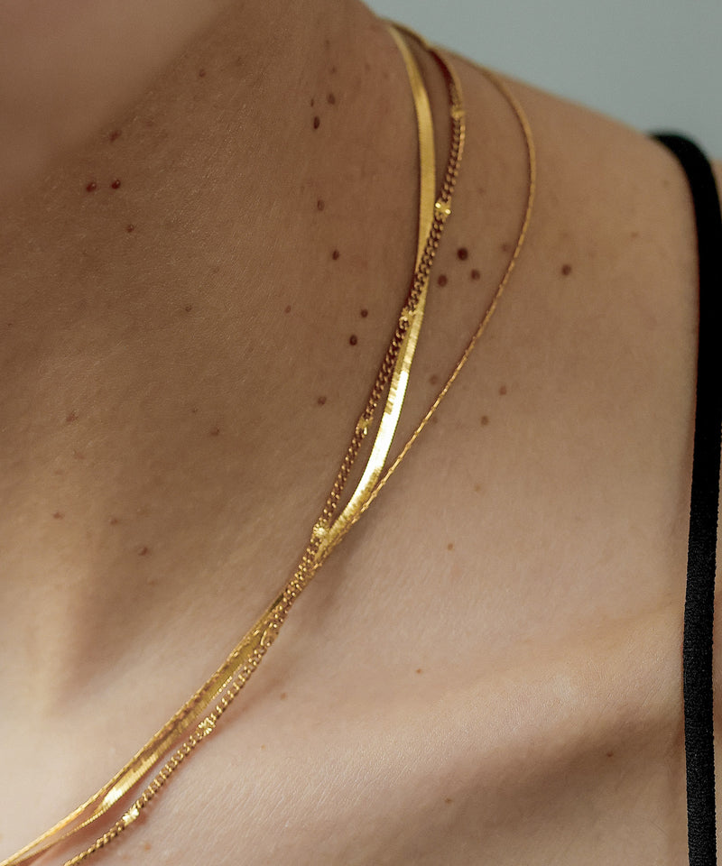 空気や汗に触れても錆びにくく熱や腐食にも強い素材