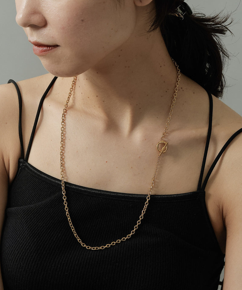 汗や水に強く変色しにくいためお風呂や温泉、海でもつけっぱなし◎