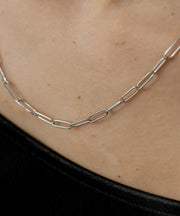 空気や汗に触れても錆びにくく熱や腐食にも強い素材