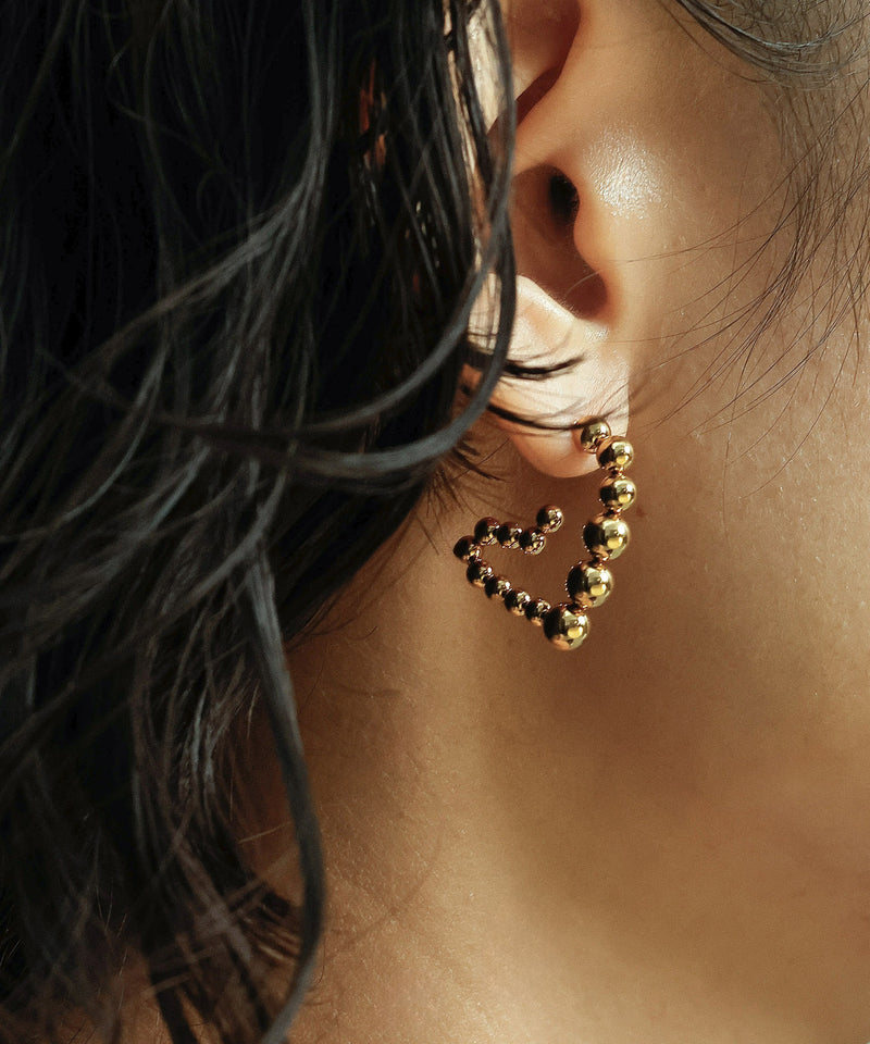 シンプルなコーデの時に重宝する存在感のあるデザイン