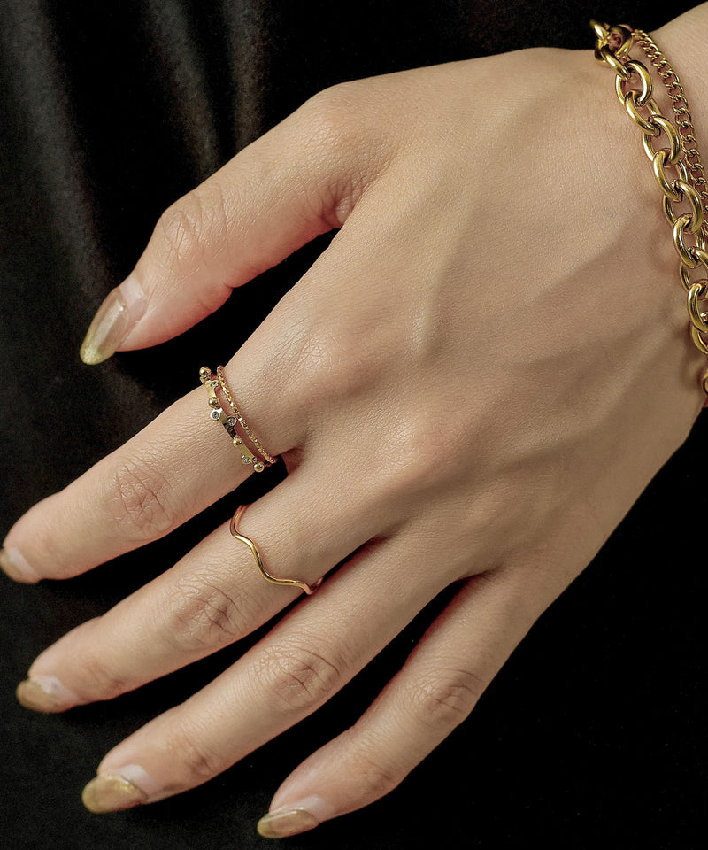 汗や水に強く変色しにくいためお風呂や温泉、海でもつけっぱなし◎