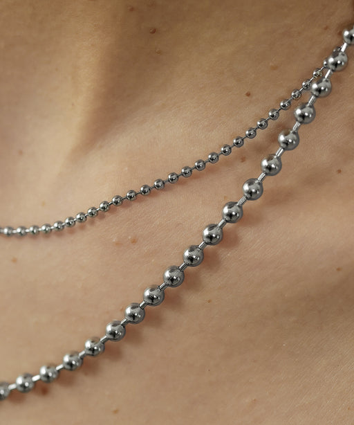 サイズ違いのボールチェーンを使用したセットネックレス