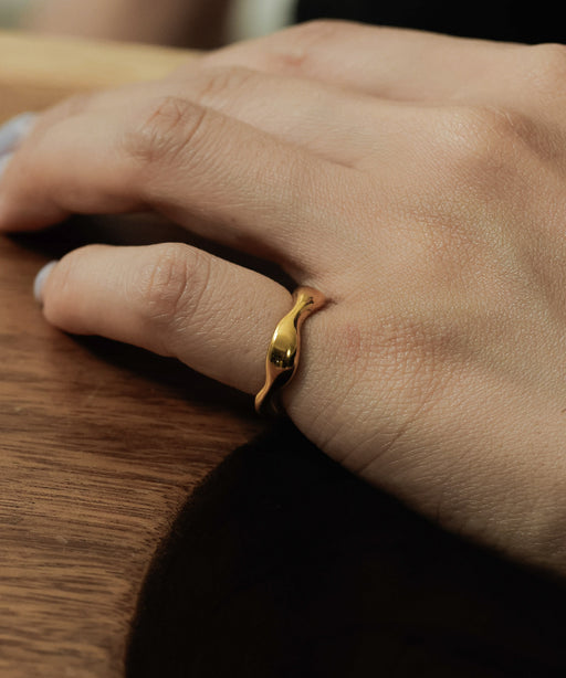 金属アレルギーを起こしにくいサージカルステンレス素材