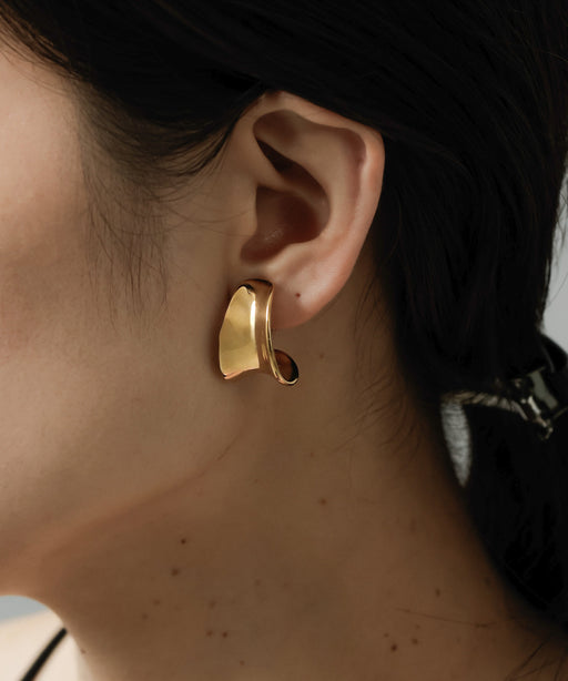 汗や水に強く変色しにくいためお風呂や温泉、海でもつけっぱなし◎