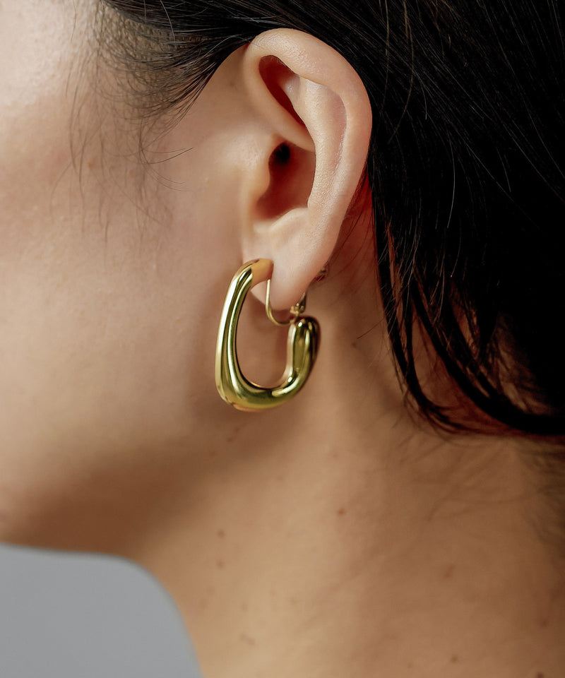 空気や汗に触れても錆びにくく熱や腐食にも強い素材