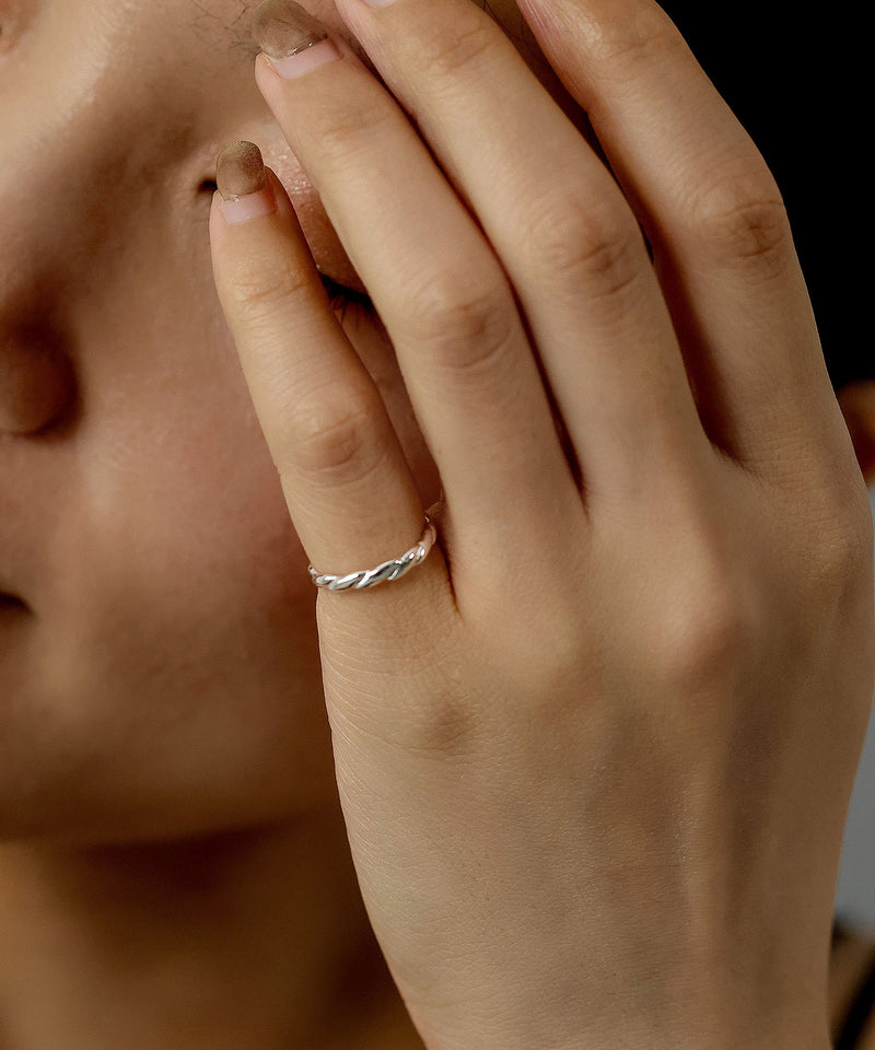 金属アレルギーを起こしにくいサージカルステンレス素材