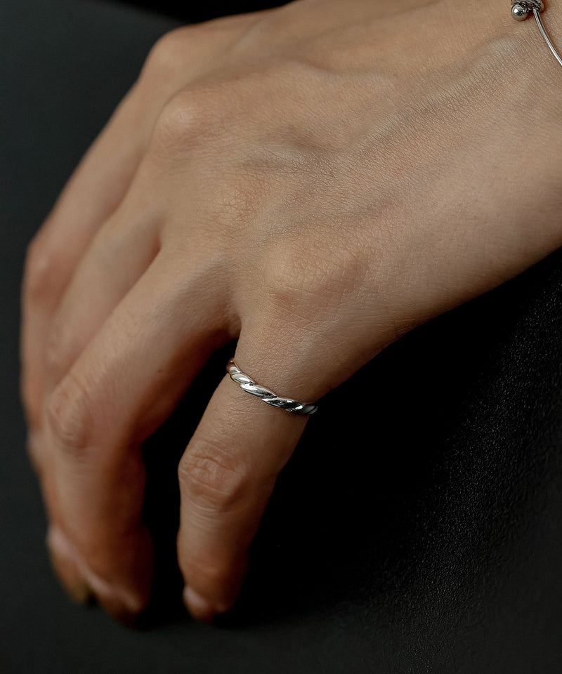 普段使いはもちろん、オケージョンにも使いやすい幅広く活躍するアイテム