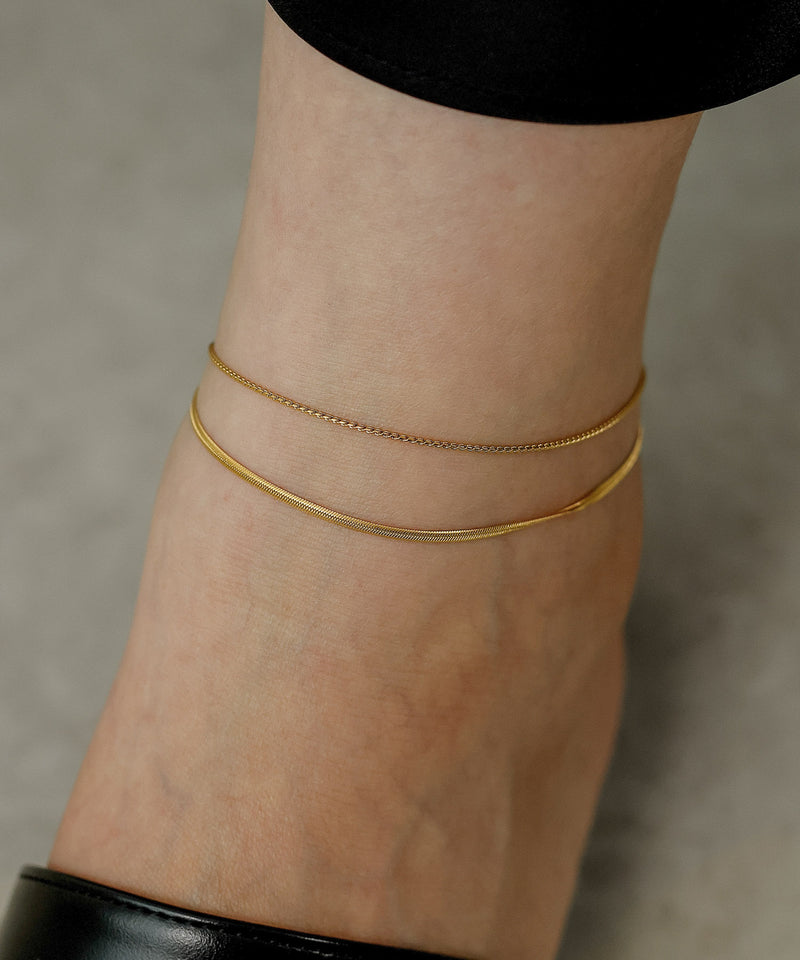 汗や水に強く変色しにくいためお風呂や温泉、海でもつけっぱなし◎