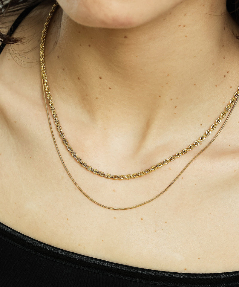 汗や水に強く変色しにくいためお風呂や温泉、海でもつけっぱなし◎