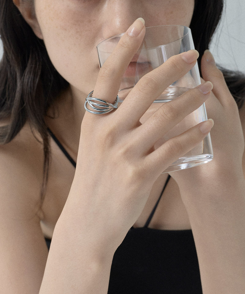 シンプルなコーデの時に重宝する存在感のあるデザイン