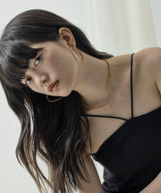 クールでスタイリッシュな雰囲気の中に大人の女性らしさを演出