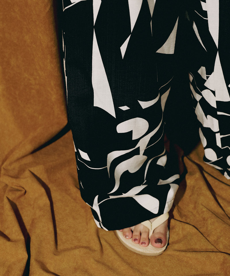 リネンタッチ 幾何学柄 イージーワイドパンツ