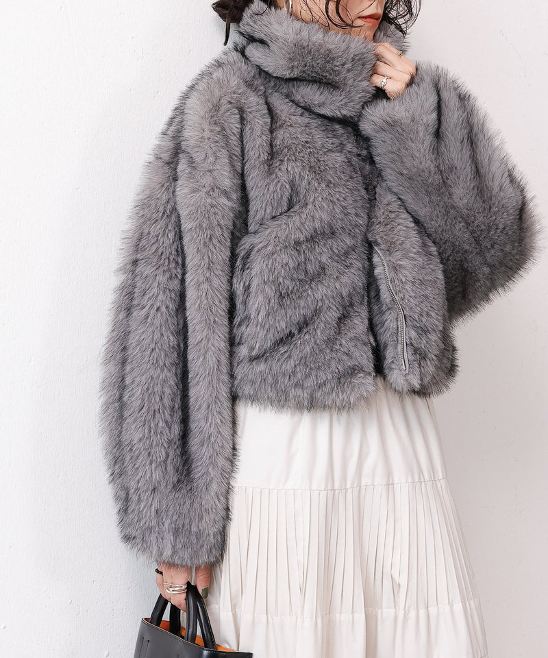 チャコールグレー<br>
身長:163cm