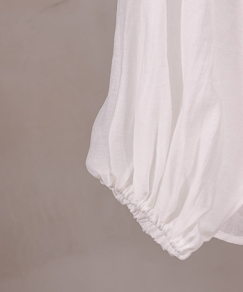 【動きで魅せるシルエット】フレアデザインブラウス