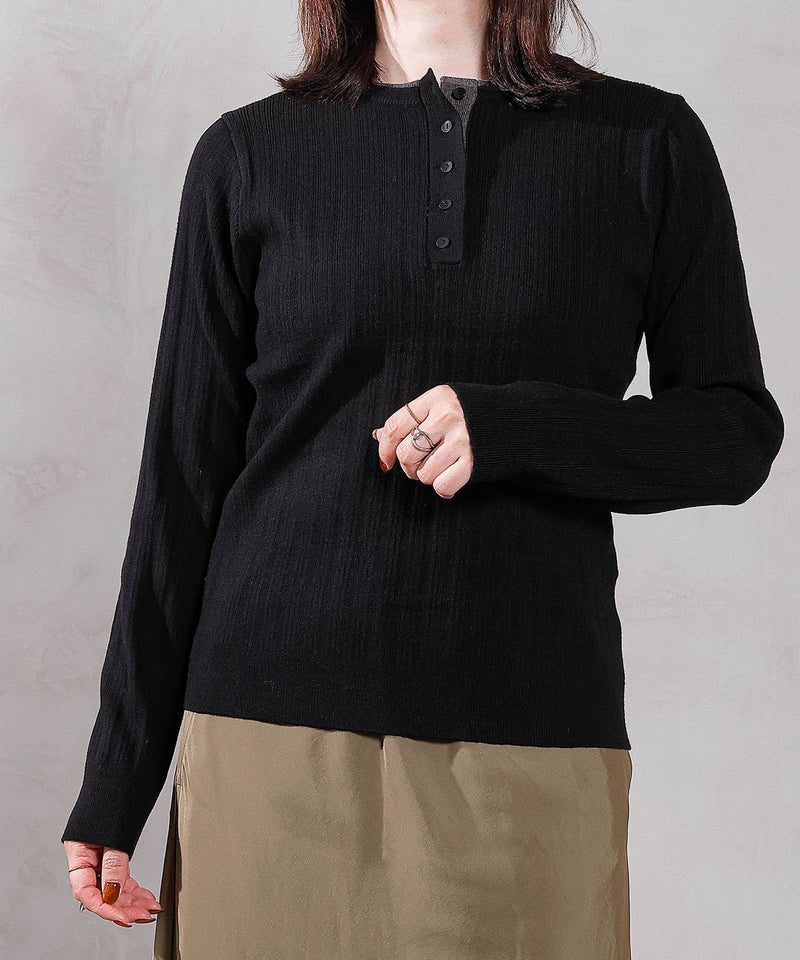 ブラック<br>
身長 : 161cm