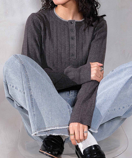 グレー<br>
身長 : 163cm