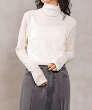 ホワイト<br>
身長：163cm