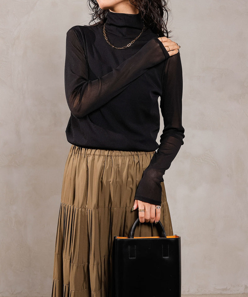 ブラック<br>
身長：163cm