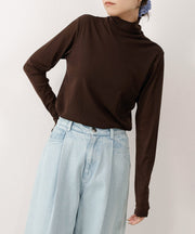 ブラウン<br>
身長：163cm