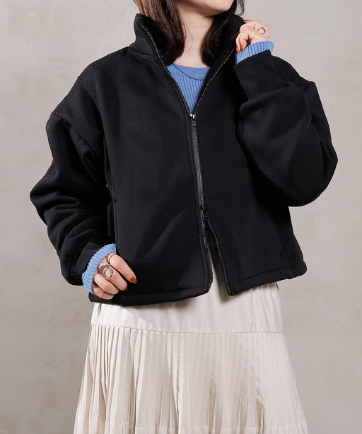 ブラック<br>
身長：161cm