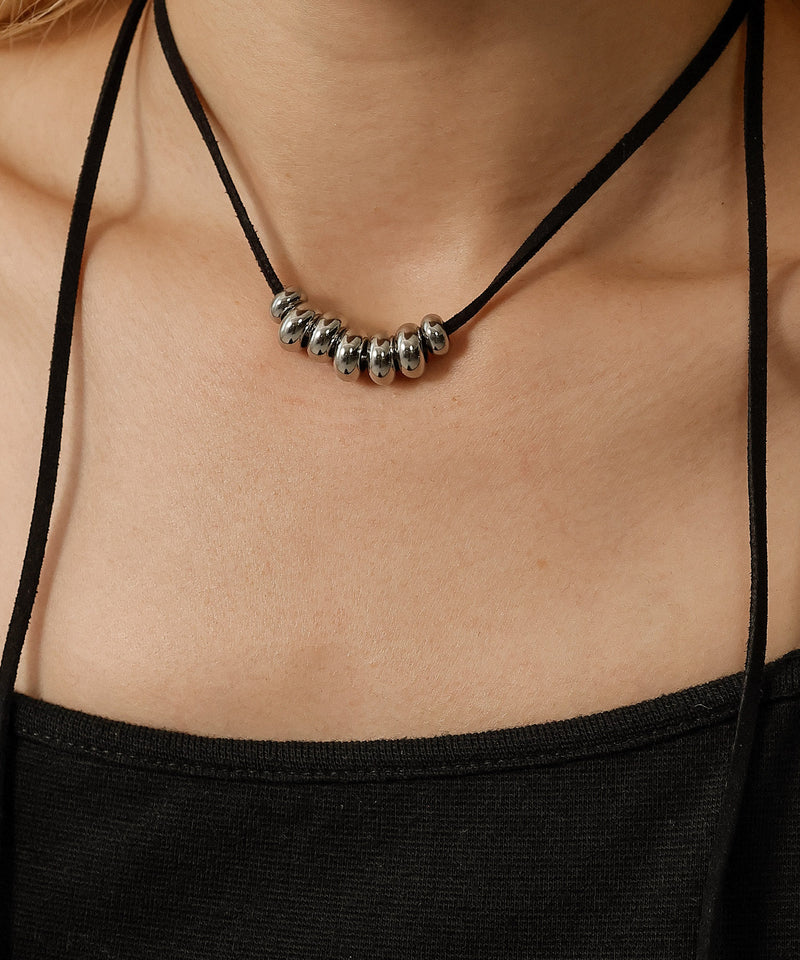 メタル素材の丸モチーフが連なったデザイン