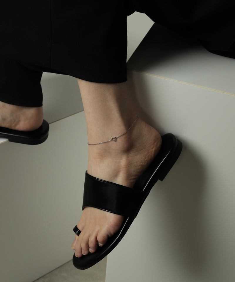 華奢なラインハートが足首にアクセント