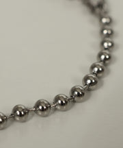 艶感のあるボールが連なったシンプルなデザイン