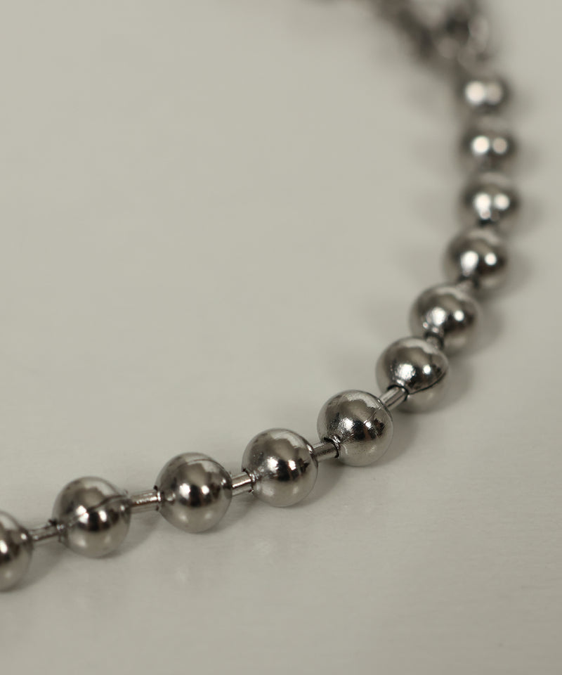 艶感のあるボールが連なったシンプルなデザイン