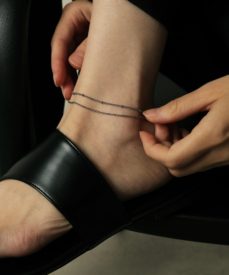 華奢でシンプルなチェーンのレイヤード仕様