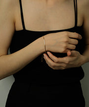 なめらかな質感で素肌にすっと馴染みます