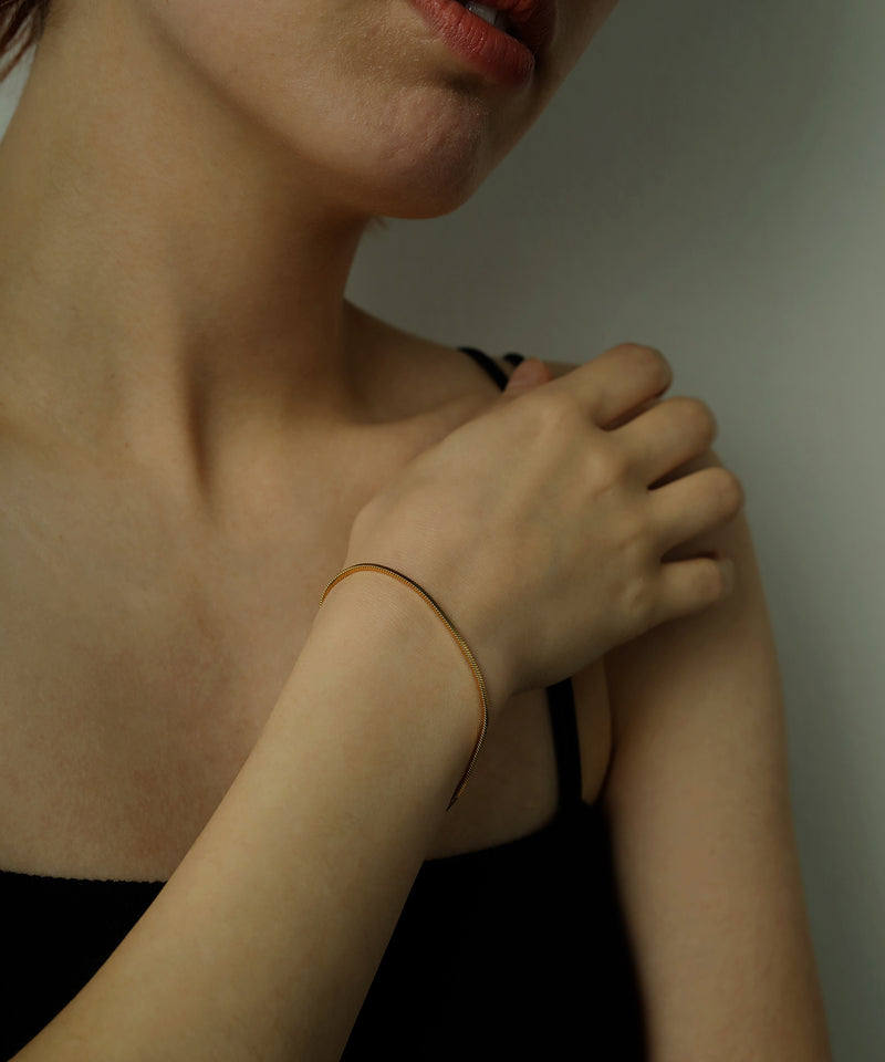 エッジの効いたチェーンが動くたびに上品な艶を生む