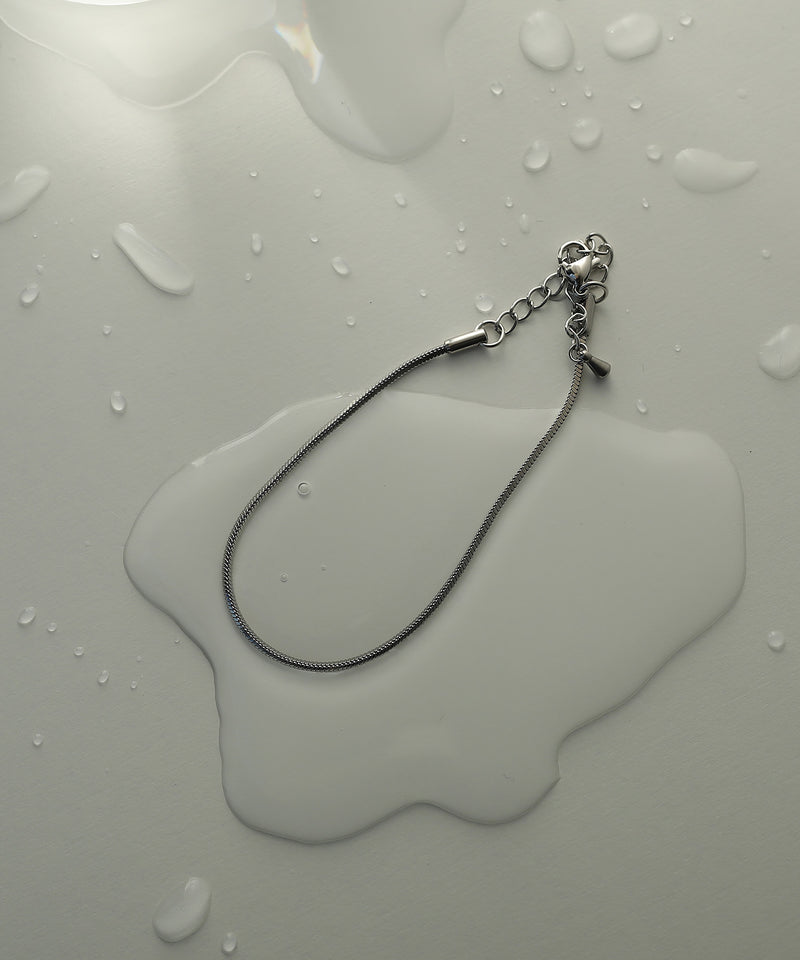 汗や水に強く変色しにくいためお風呂、温泉、プール、海でもつけっぱなし◎