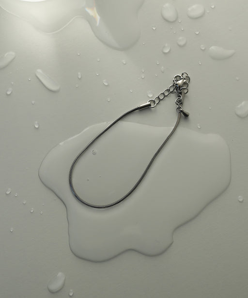 汗や水に強く変色しにくいためお風呂、温泉、プール、海でもつけっぱなし◎