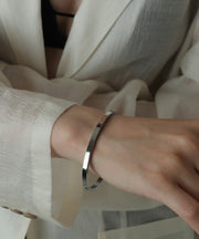 メタルの光沢感を活かしたエッジのあるシルエット