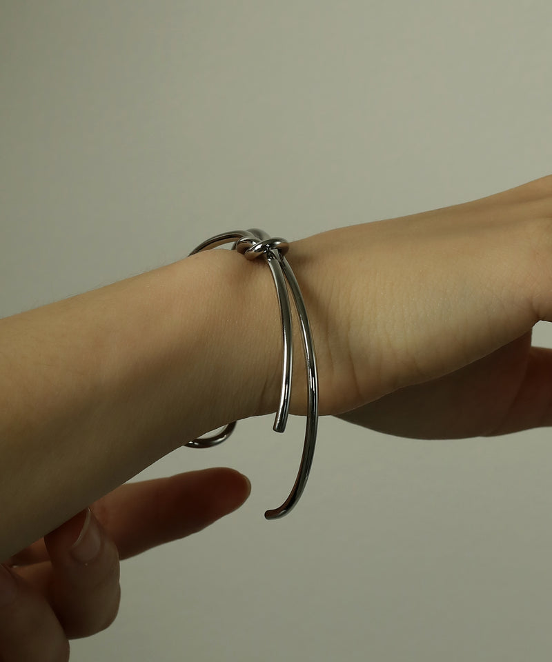人気のノットデザインがこなれ感をプラス