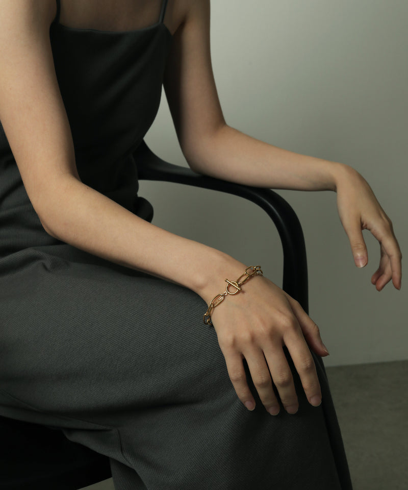 汗や水に強く変色しにくいためお風呂や温泉、海でもつけっぱなし◎