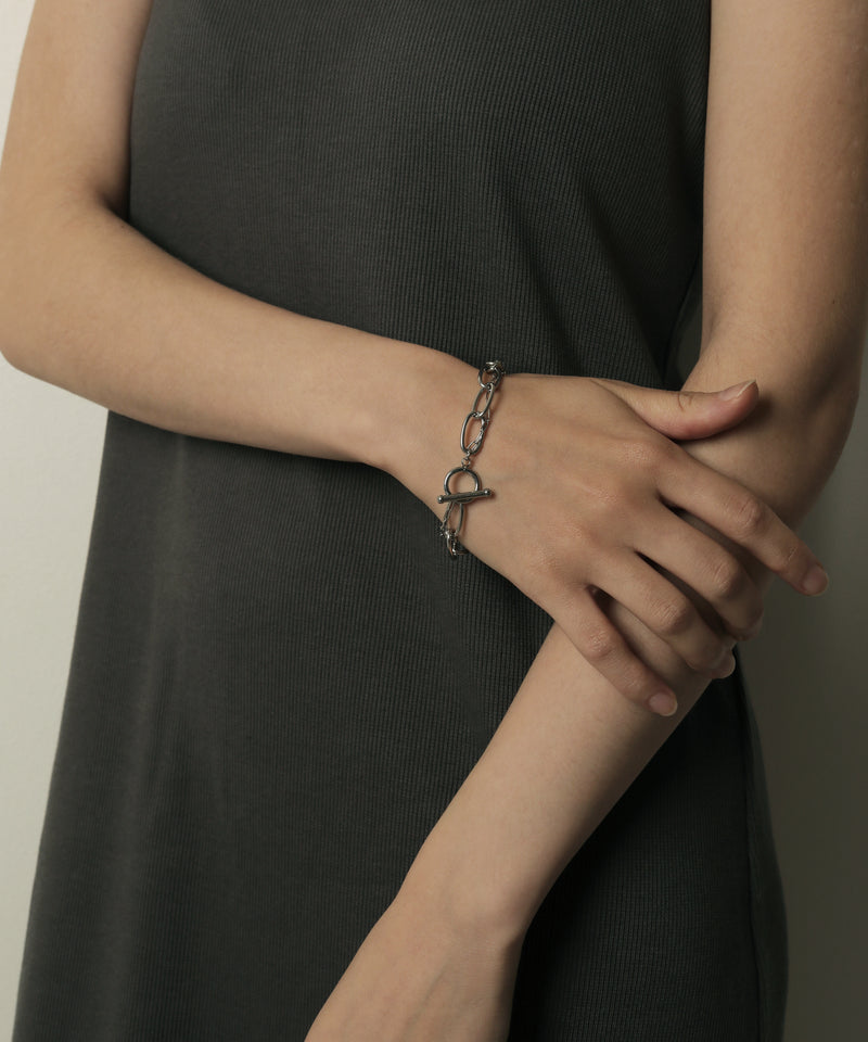 普段使いはもちろん、オケージョンにも使いやすい幅広く活躍するアイテム