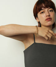 空気や汗に触れても錆びにくく熱や腐食にも強い素材