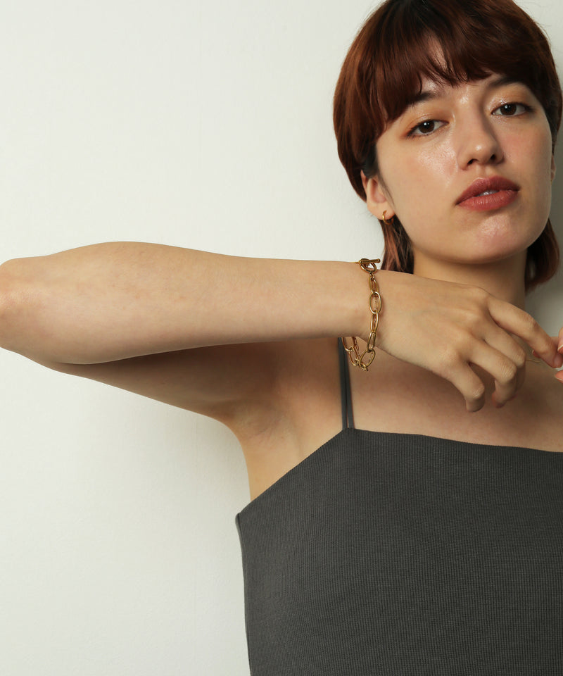 空気や汗に触れても錆びにくく熱や腐食にも強い素材