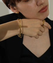 存在感のある大きめのアズキとロープチェーンが手元を魅力的に