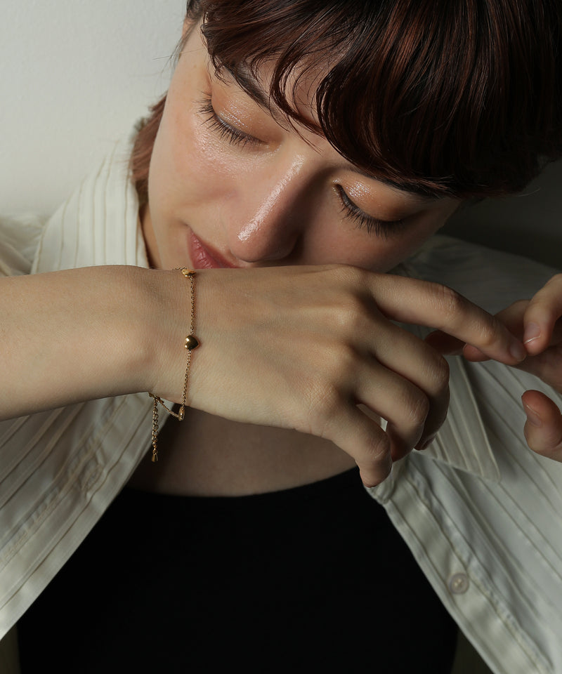 汗や水に強く変色しにくいためお風呂や温泉、海でもつけっぱなし◎